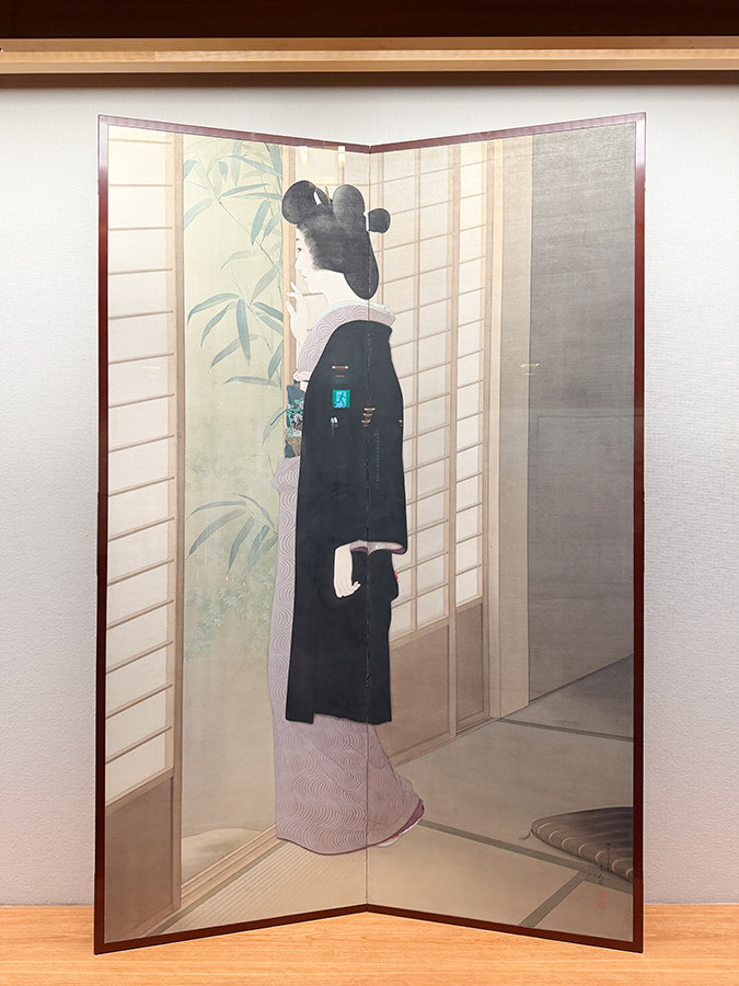 太田記念美術館「没後50年記念 鳥居言人 歌舞伎絵と新版画」会場より 《みどりの雨》絹本着色/双曲一隻、昭和3年(1928)5月 旧下田コレクション