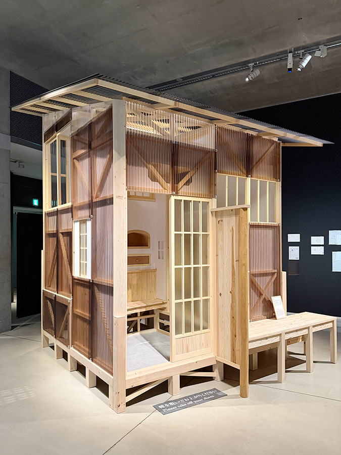 21_21 DESIGN SIGHT「方丈記に学ぶ –生きるを編み直す小さな建築–」会場より 山口晃《螺庵》