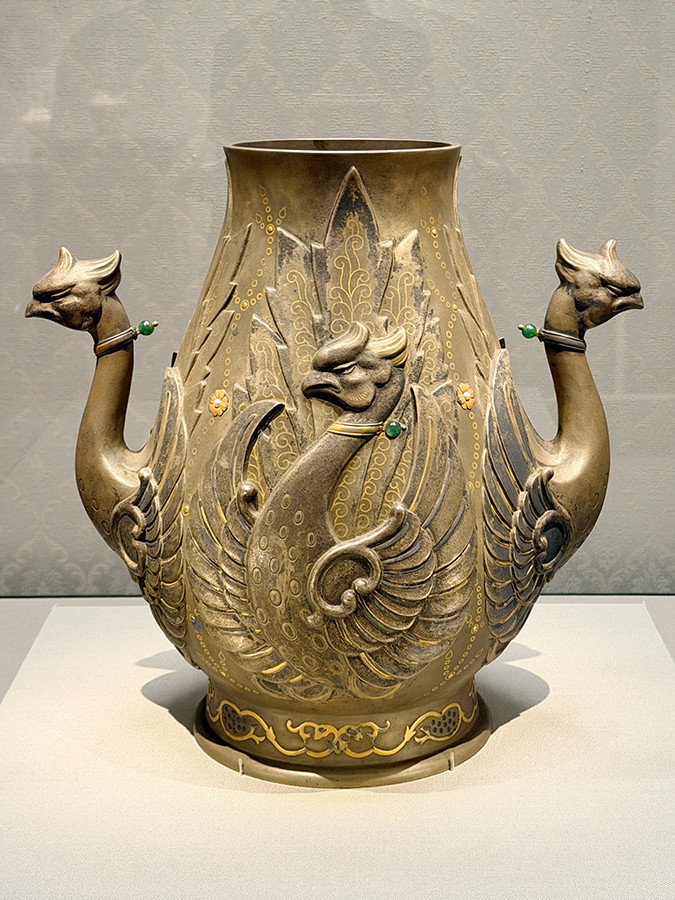泉屋博古館東京「特別展 没後100年記念 住友春翠―仕合せの住友近代美術コレクション」会場より　大国柏斎《銀玉象嵌鳳凰耳付花瓶》大正11年頃　泉屋博古館蔵
