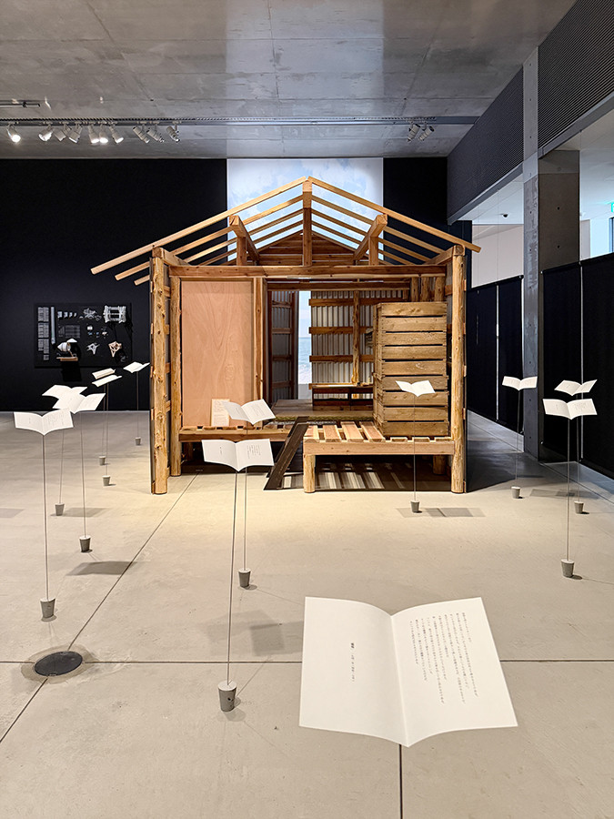 21_21 DESIGN SIGHT「方丈記に学ぶ –生きるを編み直す小さな建築–」会場より 大室佑介+川長組《物置小屋 移築計画》