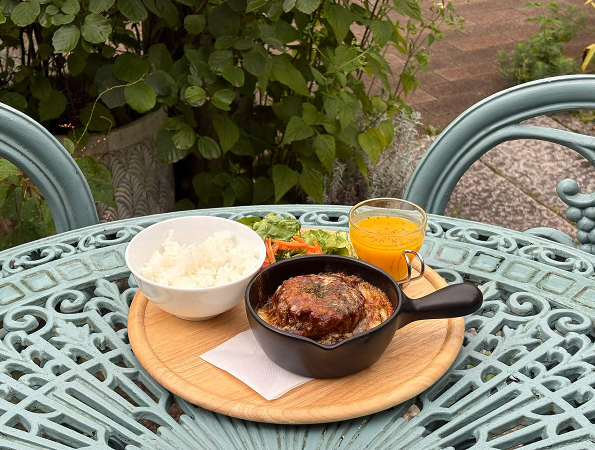 おすすめランチ　「神戸牛入りハンバーグのとろけるチーズグラタン」（森のcafé）
