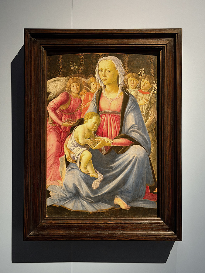 国立新美術館「ルーヴル美術館展　ルネサンス」会場より　サンドロ・ボッティチェリ《5人の天使に囲まれる聖母子》1470年頃　パリ、ルーヴル美術館