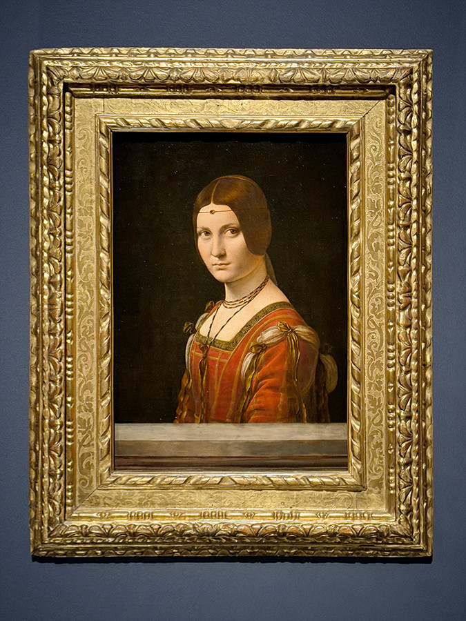 国立新美術館「ルーヴル美術館展　ルネサンス」会場より　レオナルド・ダ・ヴィンチ《女性の肖像》、誤って付された別称《美しきフェロニエール》1490–1497年頃　パリ、ルーヴル美術館
