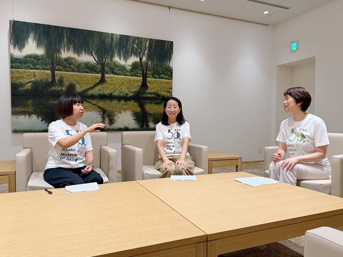 笑顔を見せるプロジェクトメンバーの3人