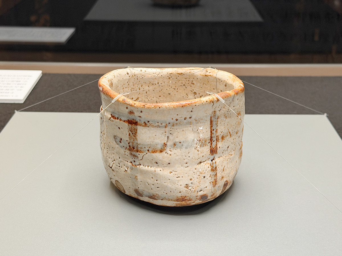 三井記念美術館「館蔵の茶碗100撰―国宝から手造茶碗まで―」会場より 国宝《志野茶碗 銘 卯花墻》桃山時代・16~17世紀 三井記念美術館蔵