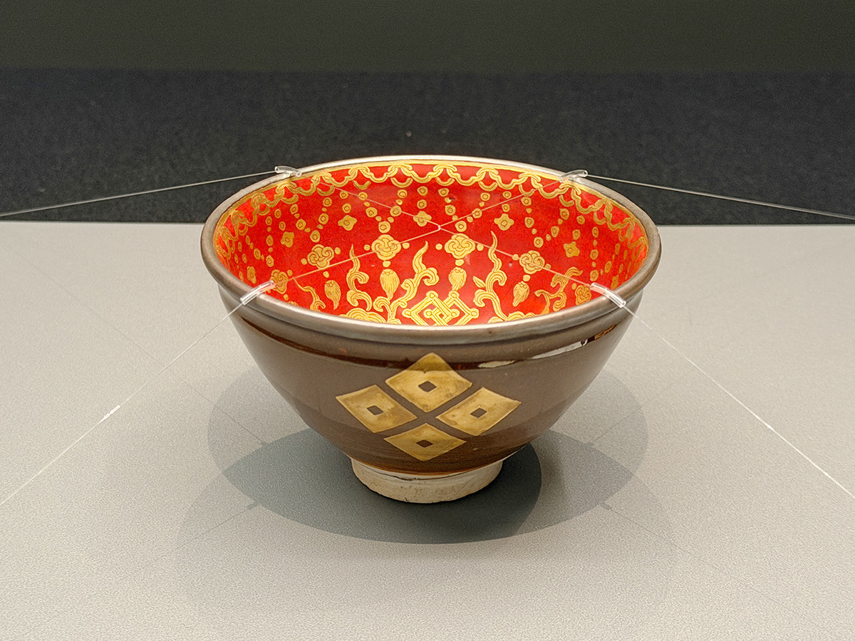 三井記念美術館「館蔵の茶碗100撰―国宝から手造茶碗まで―」会場より 《金襴手四ツ目結紋天目》「陶鈞」在印 永樂保全作 江戸時代・弘化4年(1847) 三井記念美術館蔵