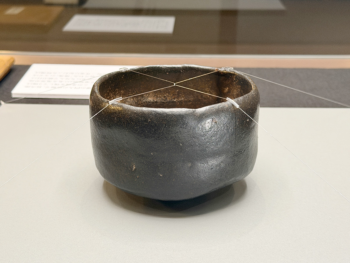 三井記念美術館「館蔵の茶碗100撰―国宝から手造茶碗まで―」会場より 重要文化財《黒樂茶碗 銘 俊寛》樂長次郎作 桃山時代・16世紀 三井記念美術館蔵