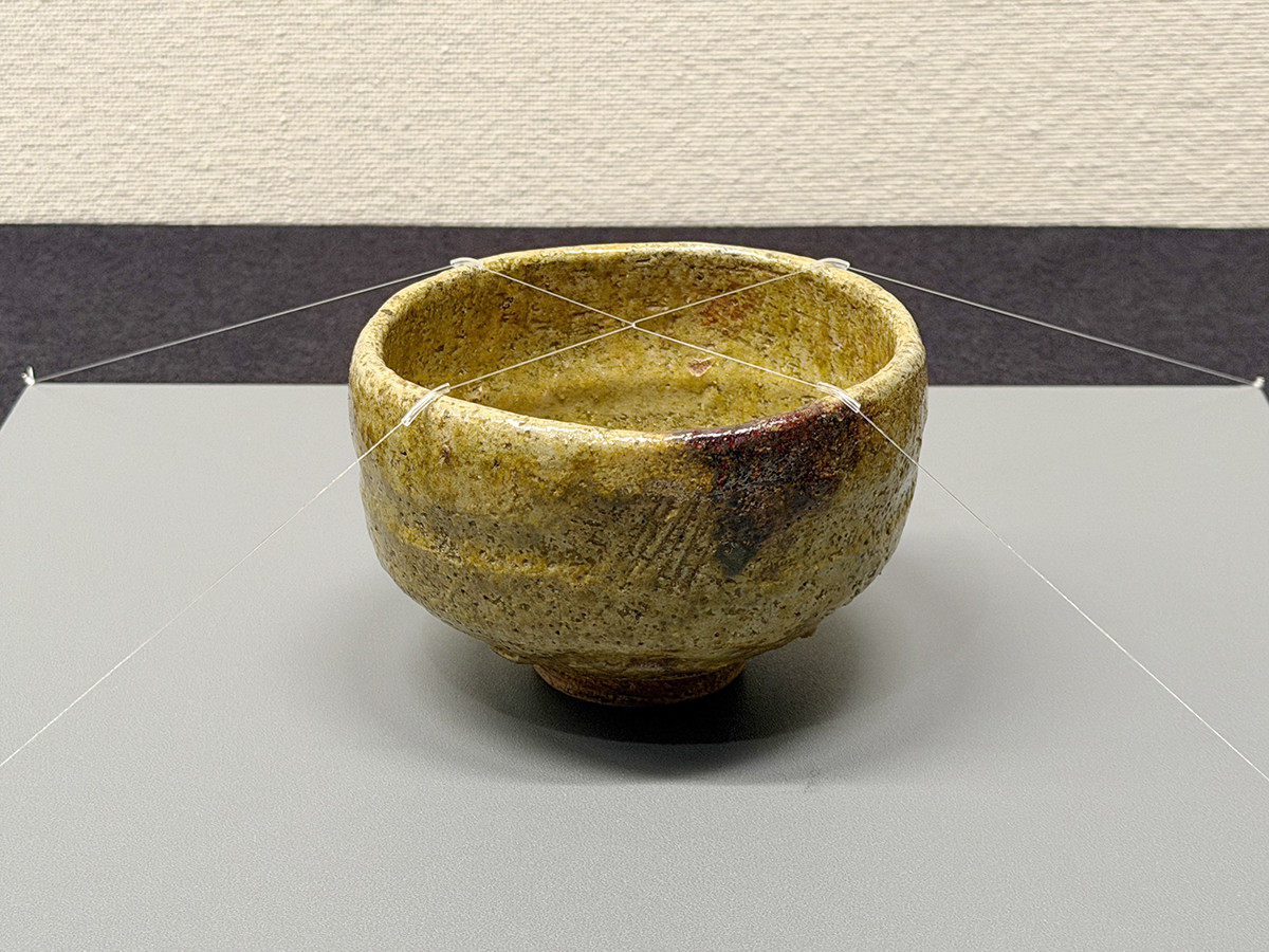 三井記念美術館「館蔵の茶碗100撰―国宝から手造茶碗まで―」会場より 《青樂茶碗 彫銘「七十三翁宗竺造」》三井高平作 江戸時代・享保10年(1725) 三井記念美術館蔵