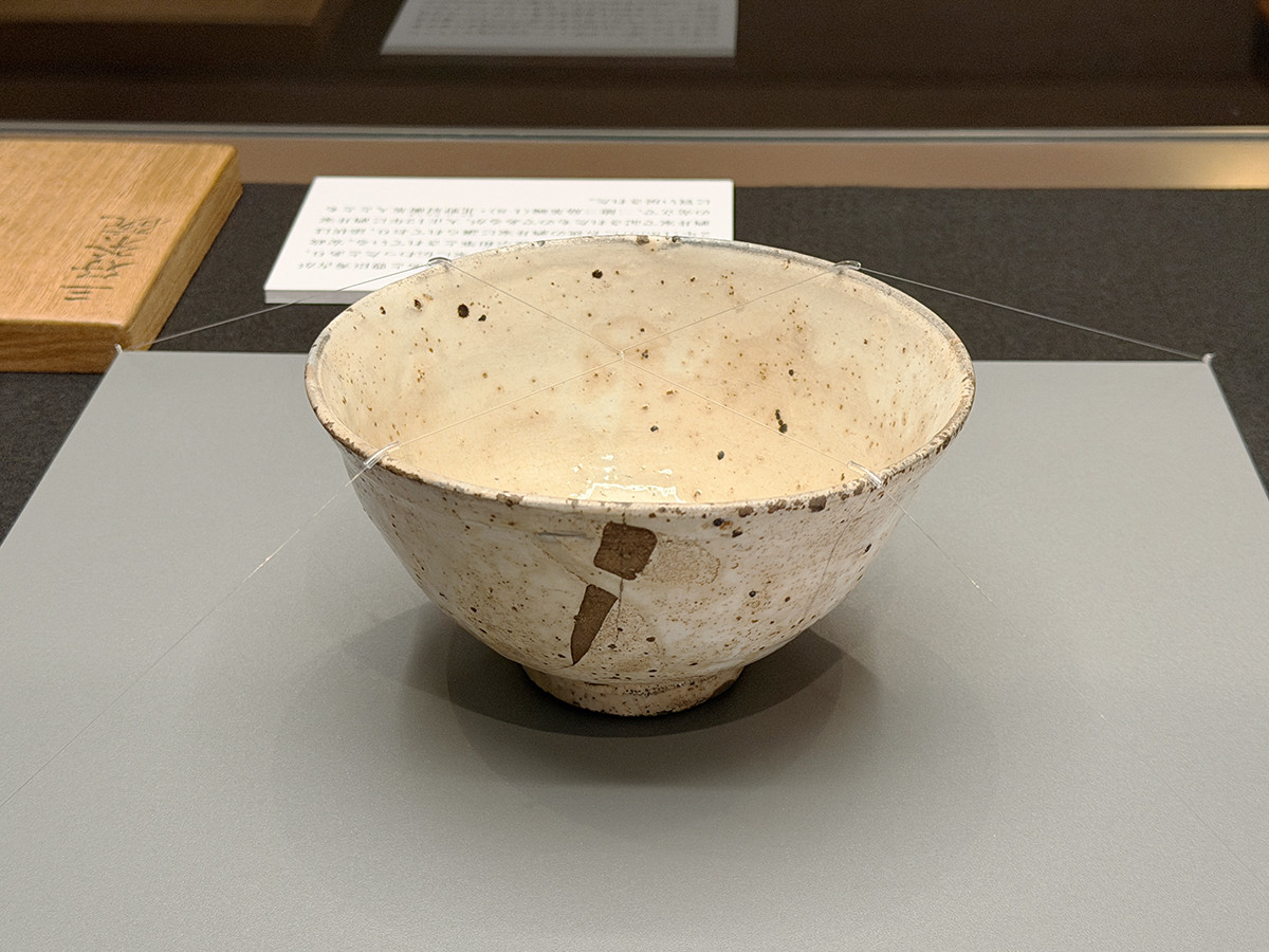 三井記念美術館「館蔵の茶碗100撰―国宝から手造茶碗まで―」会場より 重要文化財・大名物《粉引茶碗 三好粉引》朝鮮時代・16世紀 三井記念美術館蔵