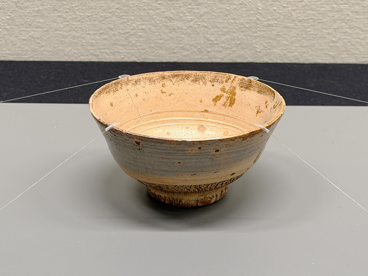 三井記念美術館「館蔵の茶碗100撰―国宝から手造茶碗まで―」会場より 《斗々屋茶碗 銘 かすみ》朝鮮時代・16世紀 三井記念美術館蔵