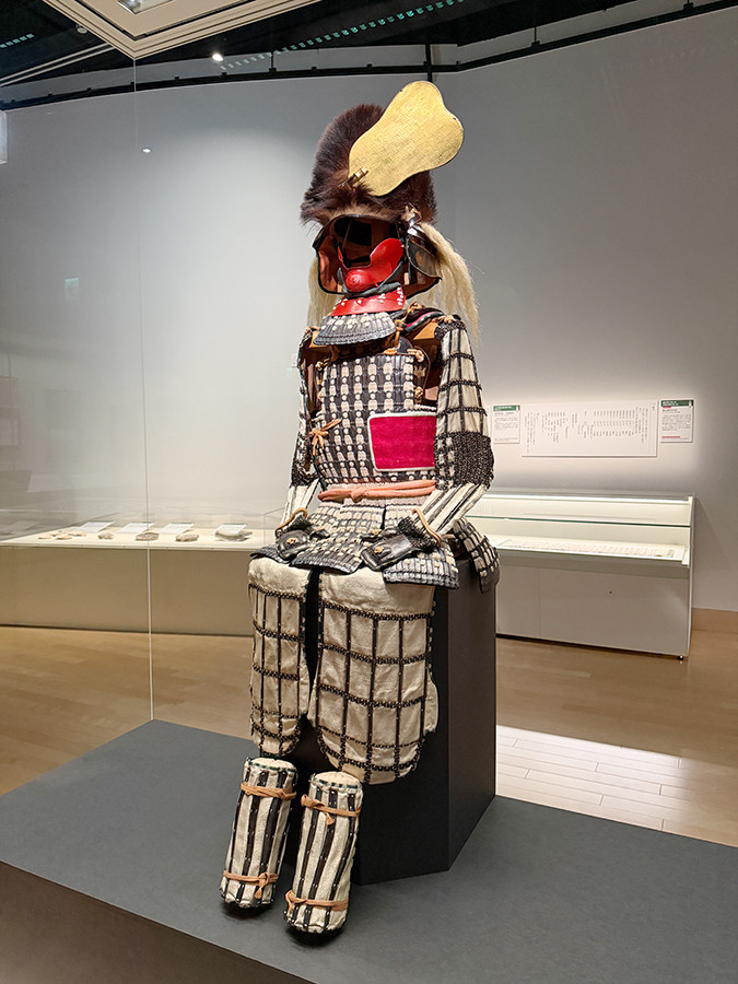 江戸東京博物館「江戸東京博物館リニューアル記念・NHK大河ドラマ特別展『豊臣兄弟！』」会場より　重要文化財《銀伊予札白糸威胴丸具足》豊臣秀吉所用　桃山時代　16世紀　宮城・仙台市博物館［展示期間：9/15～10/12］