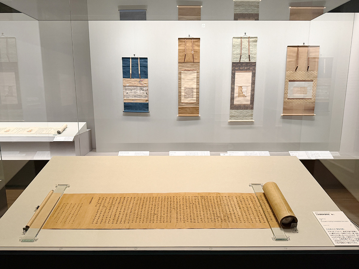 サントリー美術館「逸翁美術館コレクション 蕪村・呉春と茶の湯の名品」会場より 第1章「古筆と経巻」