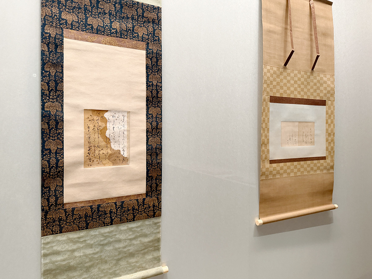 サントリー美術館「逸翁美術館コレクション　蕪村・呉春と茶の湯の名品」会場より　（左手前）《石山切 伊勢集「ぬきためて」》伝 藤原公任　平安時代　12世紀［展示期間：10月12日まで］