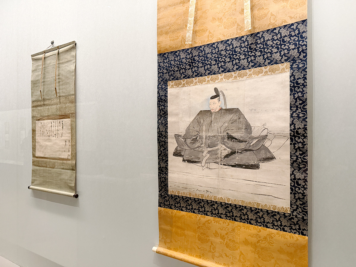 サントリー美術館「逸翁美術館コレクション　蕪村・呉春と茶の湯の名品」会場より　（右手前）重要文化財《豊臣秀吉画像》狩野光信　桃山時代　16世紀［展示期間：10月12日まで］