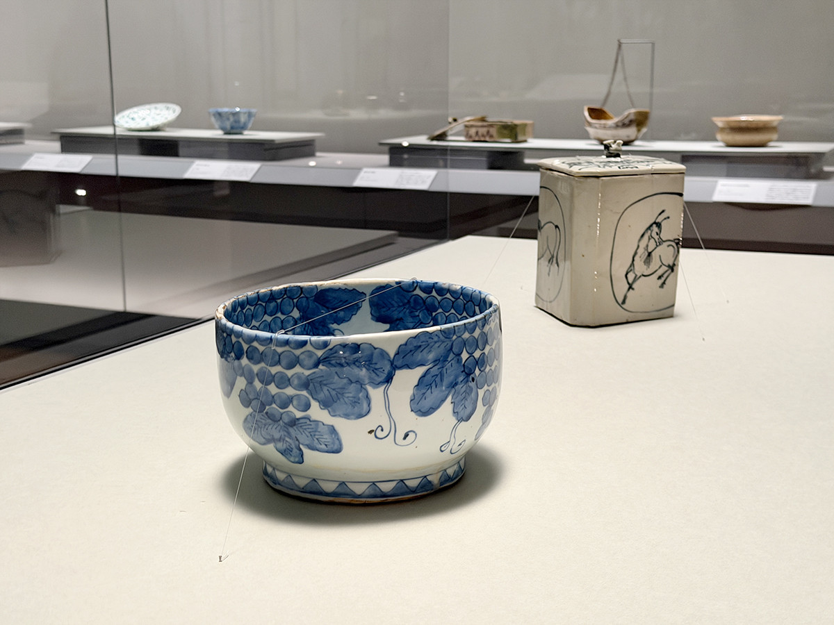 サントリー美術館「逸翁美術館コレクション　蕪村・呉春と茶の湯の名品」会場より　（左手前）《古染付葡萄文水指》中国　景徳鎮窯　明時代　17世紀［通期展示］