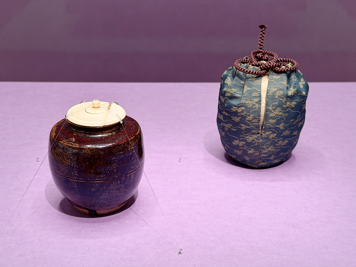 江戸東京博物館「江戸東京博物館リニューアル記念・NHK大河ドラマ特別展『豊臣兄弟！』」会場より　《肩衝茶入　銘 薬師院》豊臣秀長ほか所用　中国・南宋～元時代　13～14世紀　兵庫・香雪美術館［全期間展示］