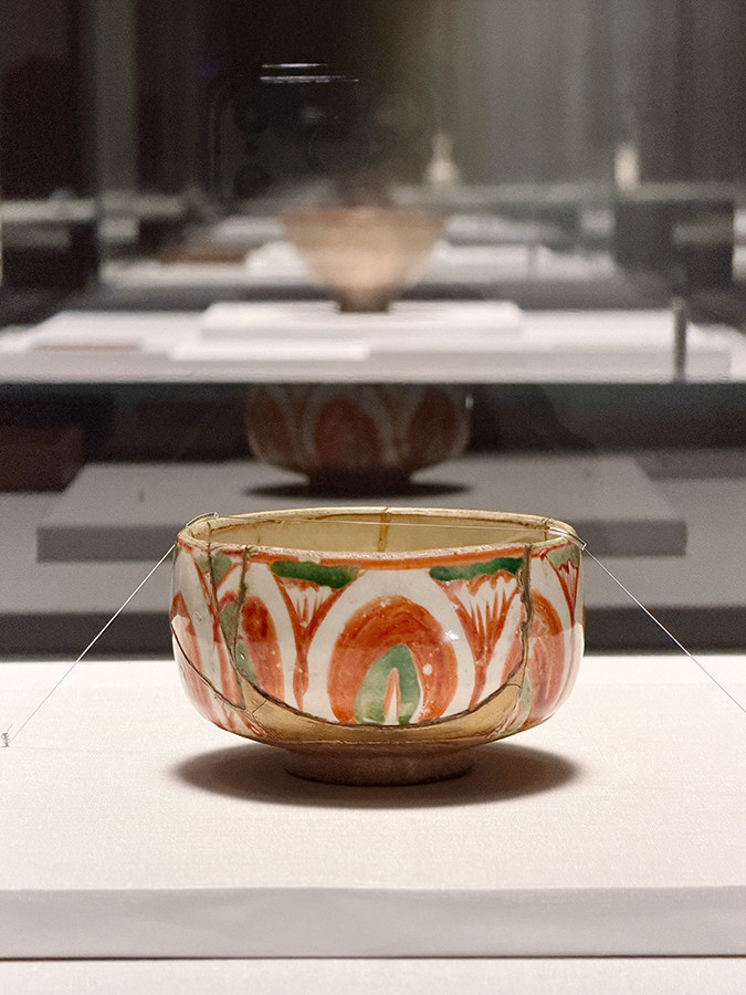 サントリー美術館「逸翁美術館コレクション　蕪村・呉春と茶の湯の名品」会場より　《五彩蓮華文呼継茶碗　逸翁銘「家光公」》元時代　13世紀［通期展示］