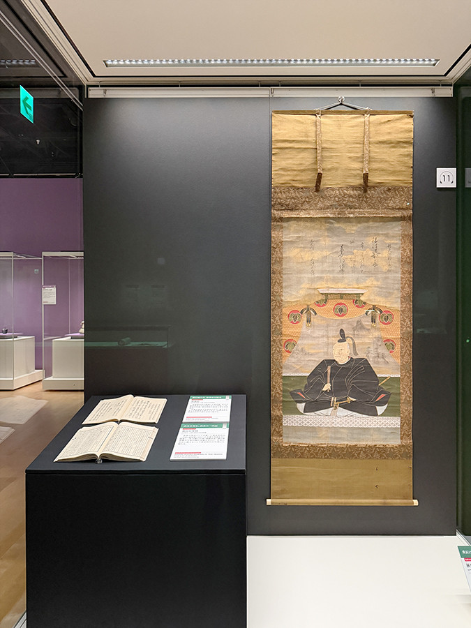 江戸東京博物館「江戸東京博物館リニューアル記念・NHK大河ドラマ特別展『豊臣兄弟！』」会場より　（右）重要文化財《藤堂高虎像》江戸時代　17世紀　三重・天台真盛宗別格本山西蓮寺［展示期間：9/15～10/12］