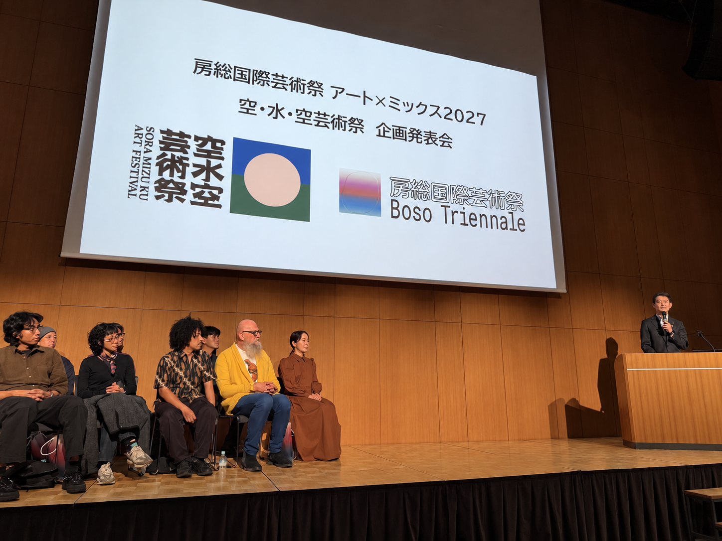 両芸術祭の概要を説明する、熊谷俊人千葉県知事