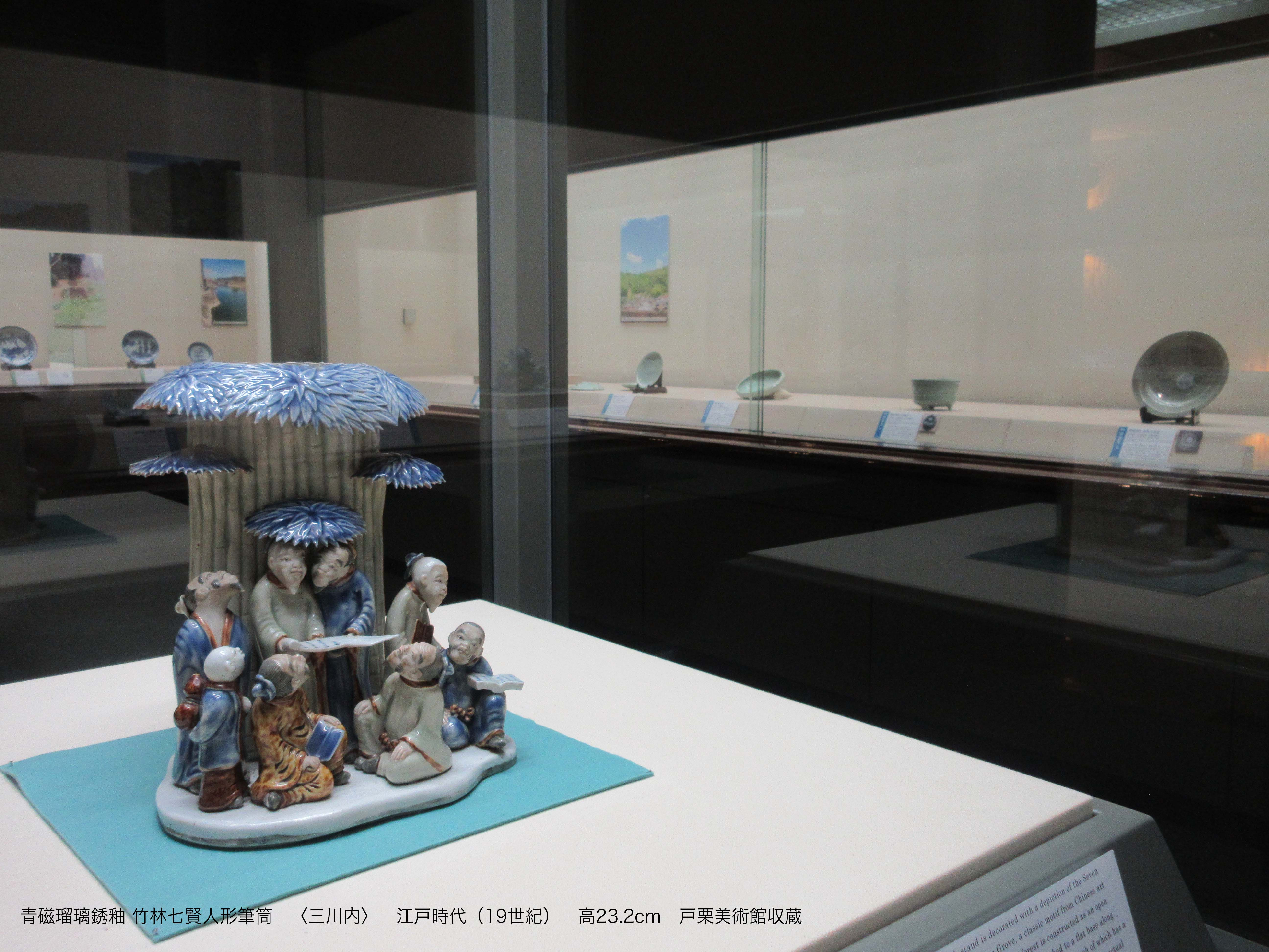 戸栗美術館「めぐってたのしい 佐賀・長崎のやきもの展」会場　第2展示室より　長崎・三川内の磁器