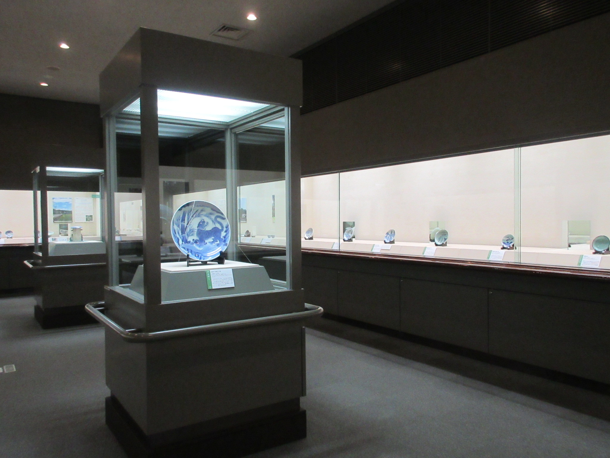 戸栗美術館「めぐってたのしい 佐賀・長崎のやきもの展」会場　第2展示室より