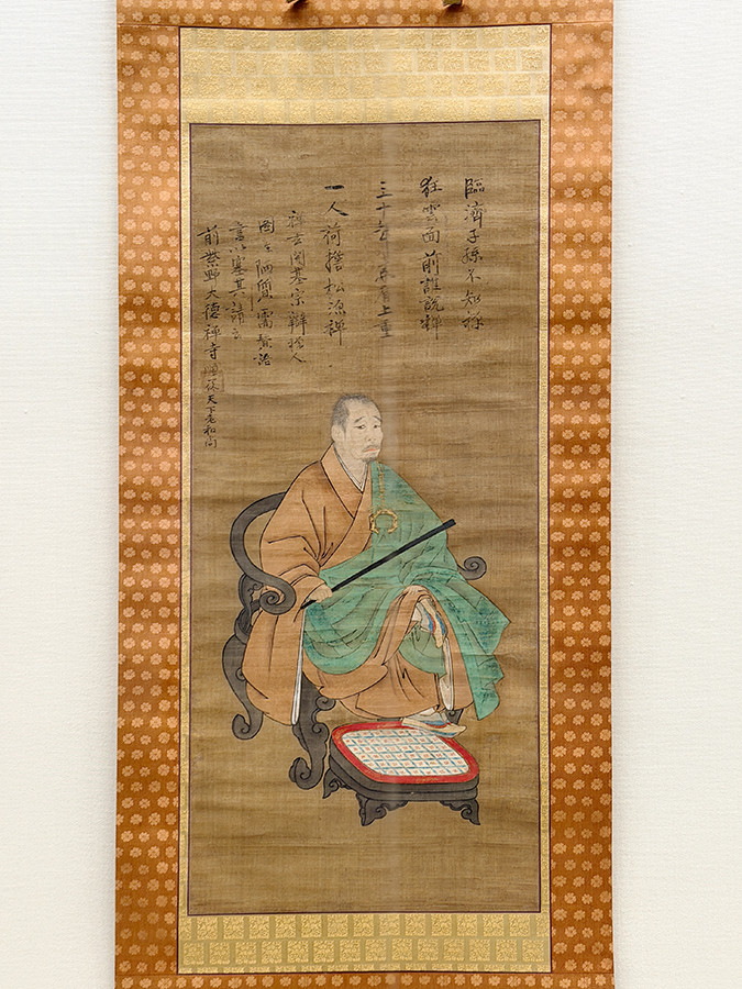 東京国立博物館「大徳寺　本朝無双之禅苑」会場より　重要文化財《一休宗純像》自賛、宗辨禅人請　室町時代・15世紀　京都・酬恩庵［展示期間：10/14〜11/8］
