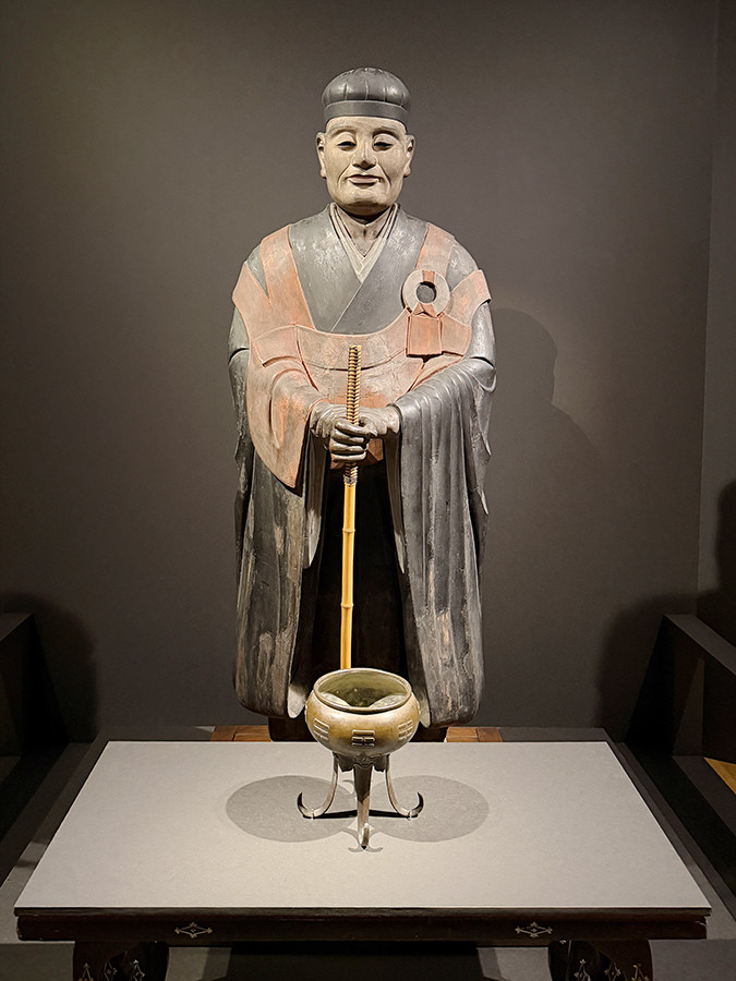 東京国立博物館「大徳寺　本朝無双之禅苑」会場より　《千利休立像》頭部：天保11年（1840）　体部：田中浄慶作、明治2年（1869）　大徳寺（三門安置）［通期展示］
