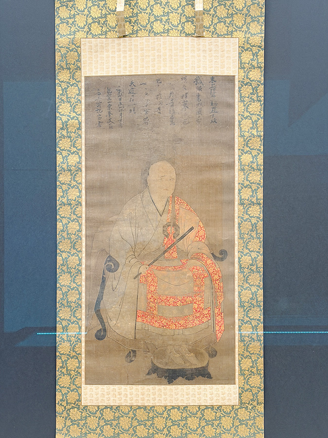 東京国立博物館「大徳寺　本朝無双之禅苑」会場より　国宝《宗峰妙超像》自賛　南北朝時代・建武元年（1334）　大徳寺［展示期間：10/14〜11/8］