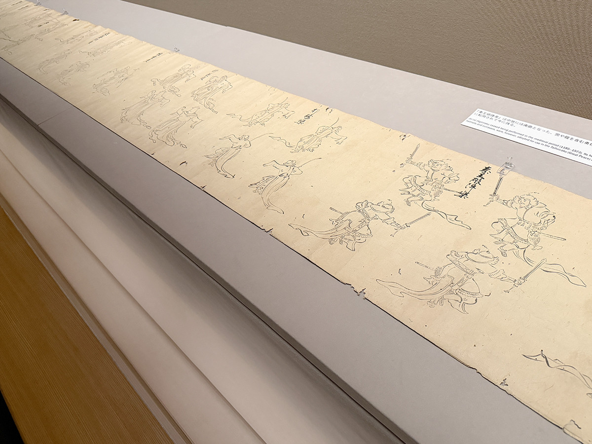 根津美術館「舞楽装束　受け継がれる染織の美」会場より　《舞絵》室町時代・14～15世紀　京都・陽明文庫