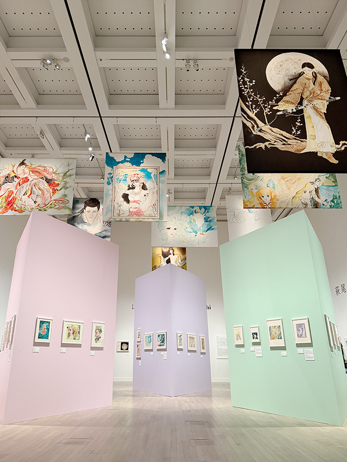 国立新美術館「少女漫画・インフィニティ 萩尾望都×山岸凉子×大和和紀 三人展」会場より 「少女漫画・インフィニティ 萩尾望都×山岸凉子×大和和紀 三人展」国立新美術館、2026-2027年、展示風景