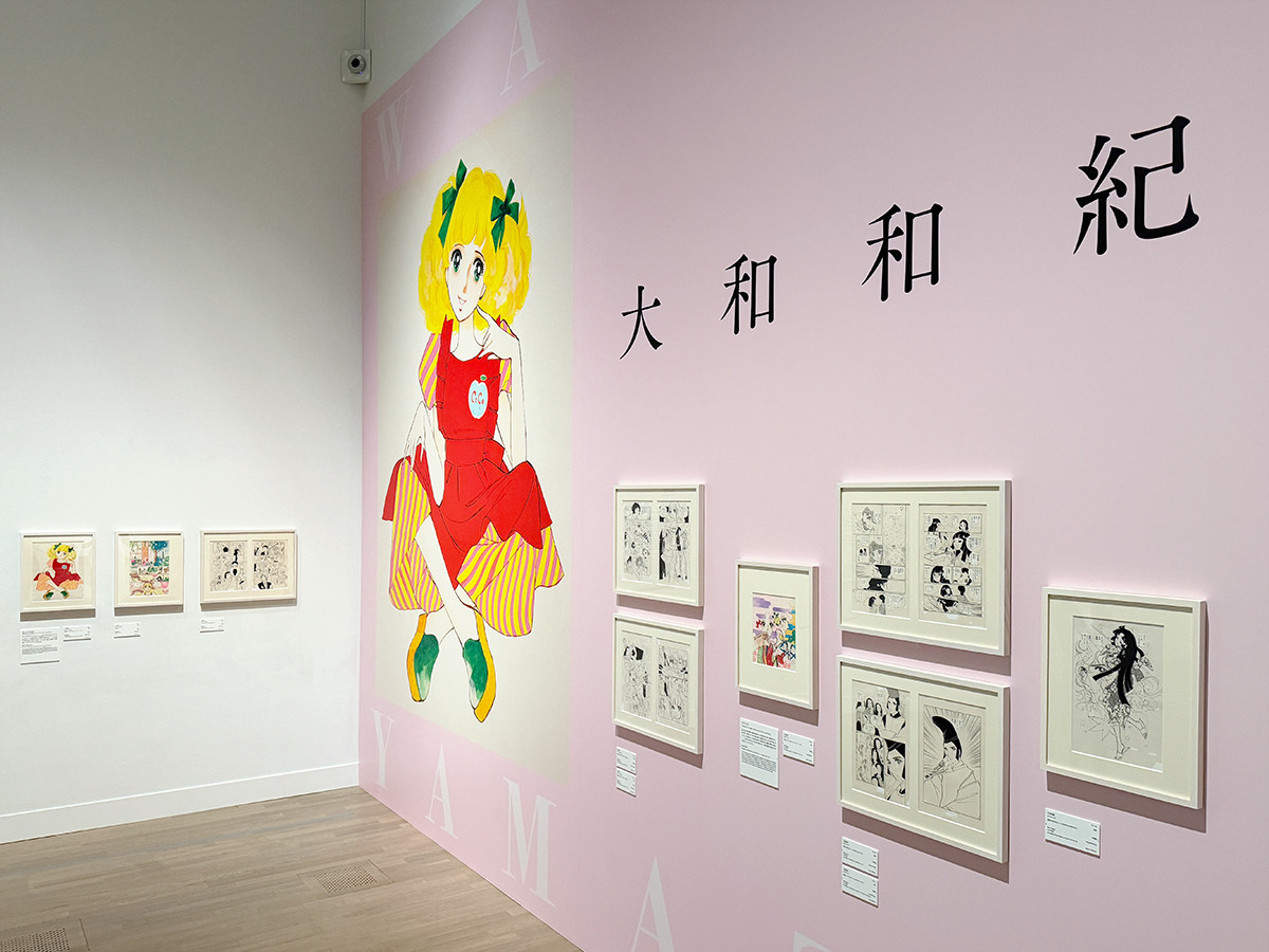 国立新美術館「少女漫画・インフィニティ 萩尾望都×山岸凉子×大和和紀 三人展」会場より 「少女漫画・インフィニティ 萩尾望都×山岸凉子×大和和紀 三人展」国立新美術館、2026-2027年、展示風景