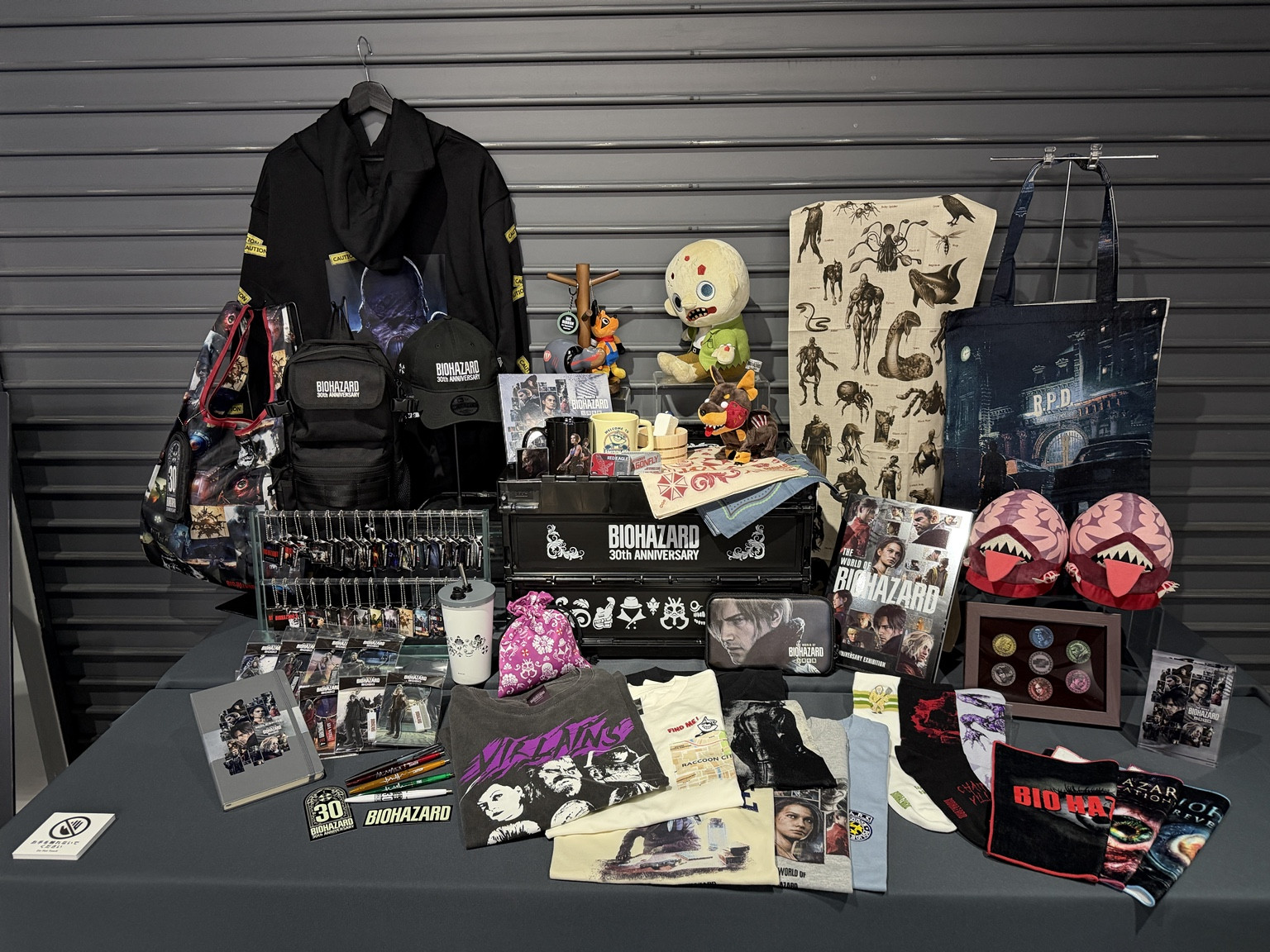 公式グッズショップ全景