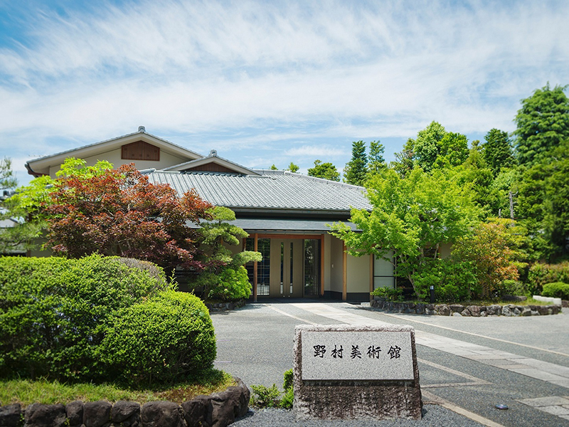 2025年春季展　能楽の美ー能面・能装束と能楽ゆかりの茶道具ー