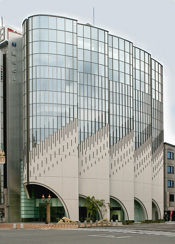 山　威風堂々　/　志野　温もりのある白