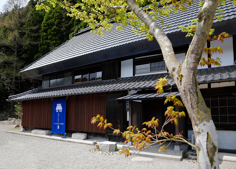 かがみの近代美術館