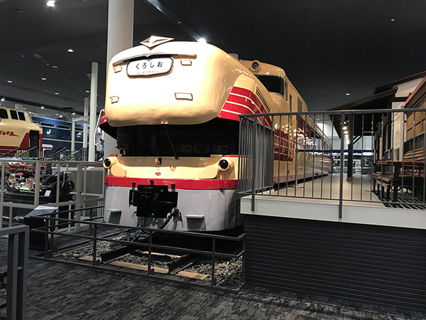 《キハ81形ディーゼルカー（愛称「ブルドック」）》