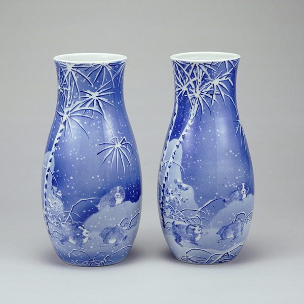 《染付子犬に雪図花瓶》