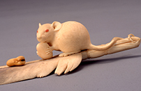 《牙彫　羽箒に鼠》