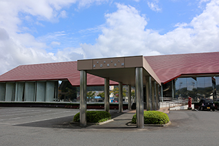 元ボウリング場の建物を再利用した美術館。広い館内でカテゴリ別に所蔵品を楽しめます