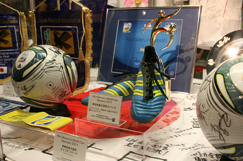 FIFA女子ワールドカップドイツ2011 トロフィー」一般公開 | レポート